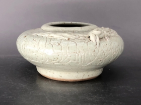 青釉堆塑花草纹水盂