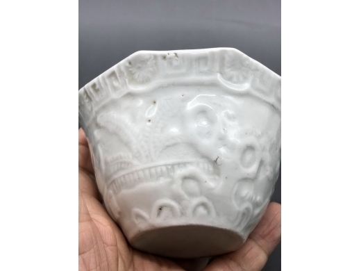 白釉模印庭院人物八方茶盏