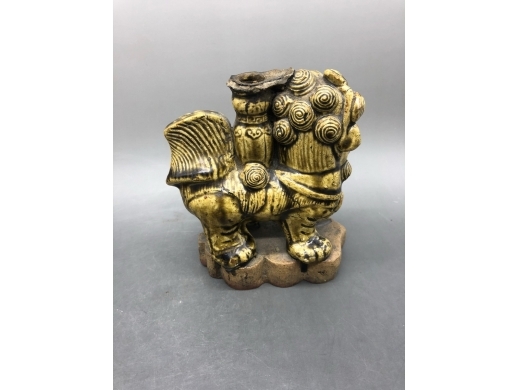 绿釉狮子烛台一对