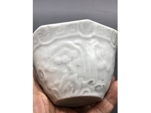白釉模印庭院人物八方茶盏