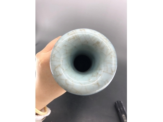 蓝哥釉兽首衔环瓶