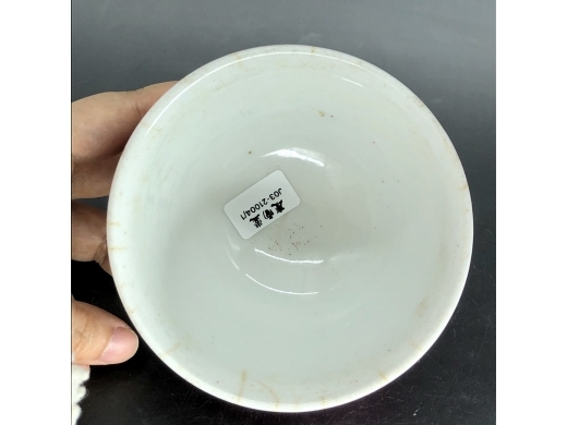 珊瑚红釉剔刻寿字纹盖碗