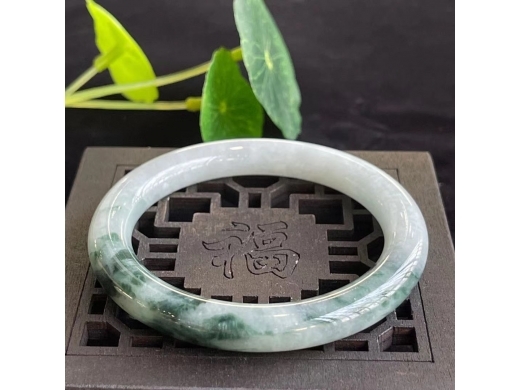 21飘花圆条手镯