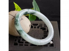 21飘花圆条手镯