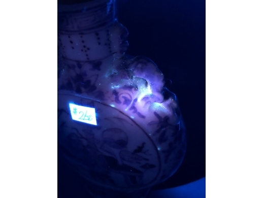 青花博古纹抱月瓶