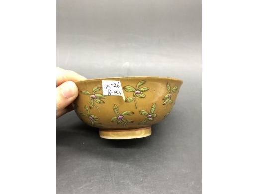 米黄地粉彩折枝花卉纹碗