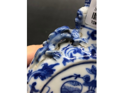 青花博古纹抱月瓶