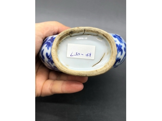 青花博古纹抱月瓶