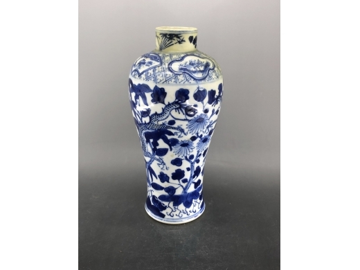 青花龙穿花纹鸡腿瓶