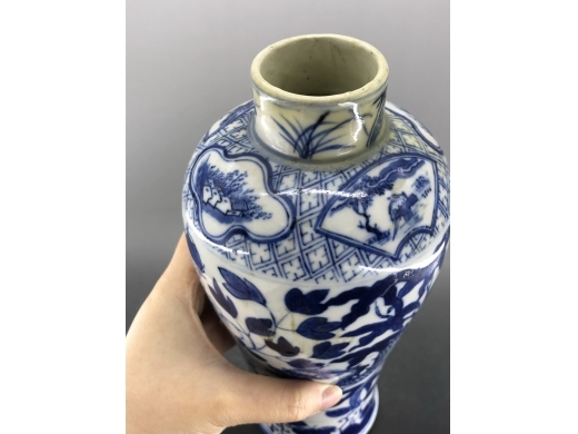 青花龙穿花纹鸡腿瓶