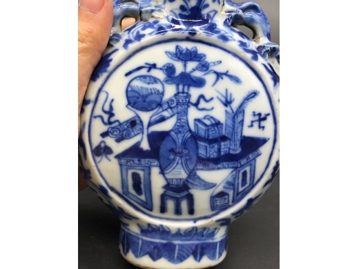 青花博古纹抱月瓶