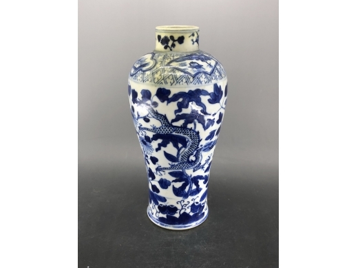 青花龙穿花纹鸡腿瓶
