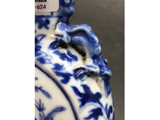 青花博古纹抱月瓶