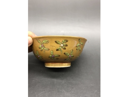 米黄地粉彩折枝花卉纹碗