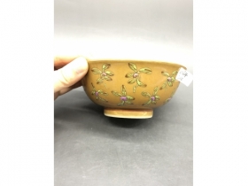 米黄地粉彩折枝花卉纹碗