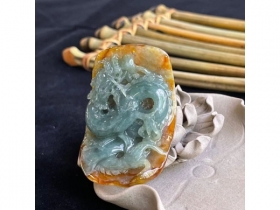 54黄翡龙牌把玩件