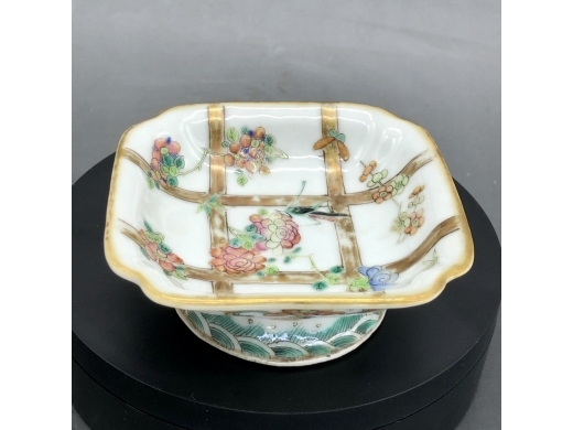 粉彩井栏花虫纹四方倭角碟