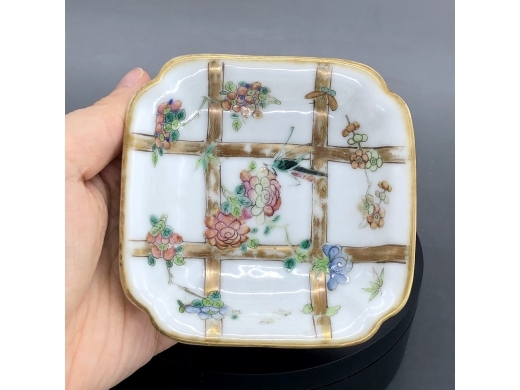粉彩井栏花虫纹四方倭角碟