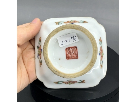 粉彩井栏花虫纹四方倭角碟