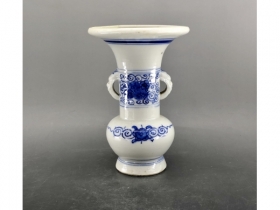 青花缠枝纹盘口兽耳瓶