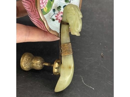白玉带钩把铜胎画珐琅杯