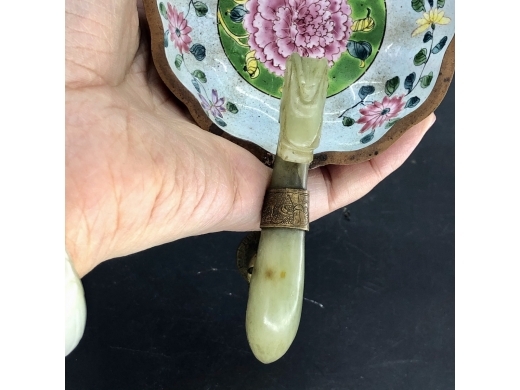 白玉带钩把铜胎画珐琅杯