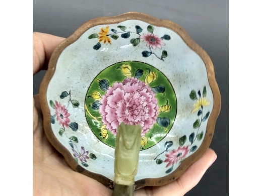 白玉带钩把铜胎画珐琅杯