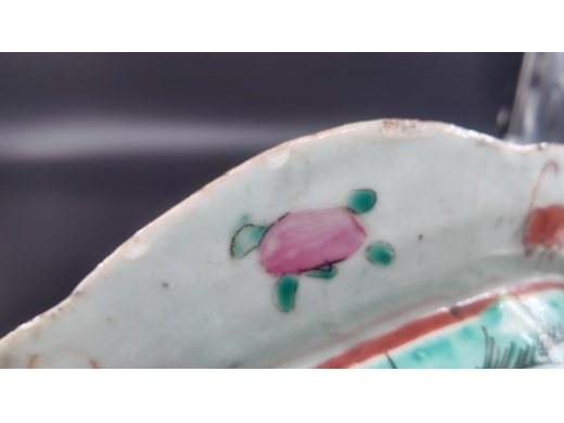 粉彩花卉纹海棠盘