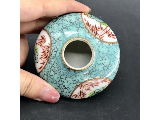 粉彩松石绿底开光洞石纹水盂
