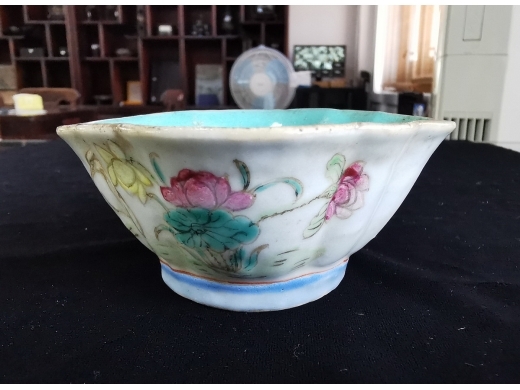 粉彩花鸟博古碗