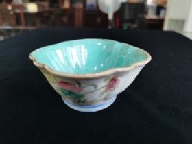 粉彩花鸟博古碗