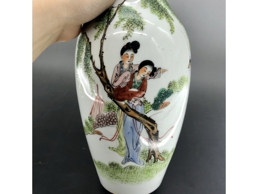 粉彩仕女纹瓶