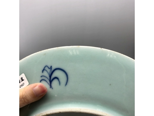 豆地淡描花蝶纹大盘