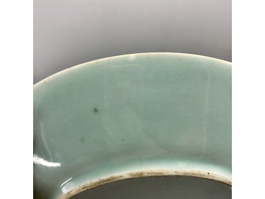 豆地淡描花蝶纹大盘