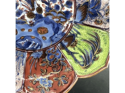 青花描金加彩花卉纹莲瓣口盘