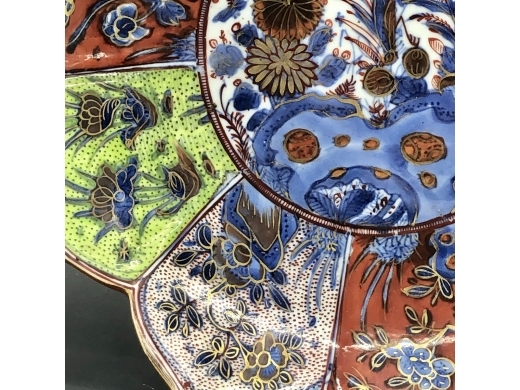 青花描金加彩花卉纹莲瓣口盘