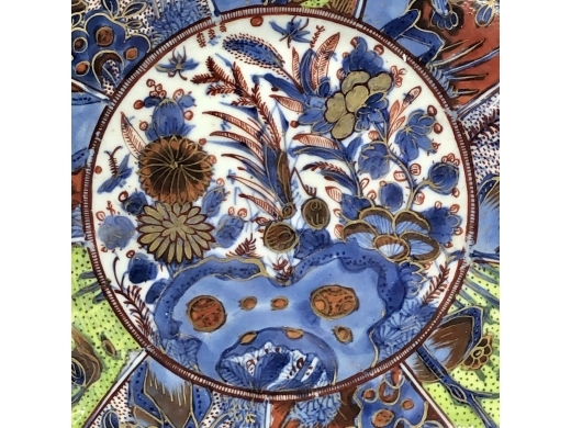 青花描金加彩花卉纹莲瓣口盘