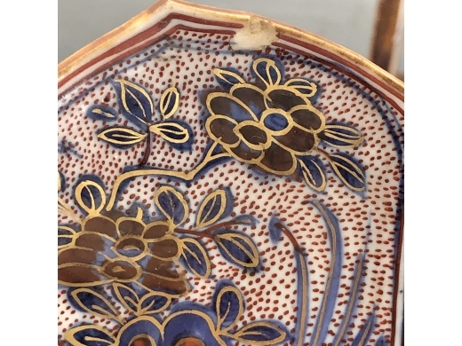 青花描金加彩花卉纹莲瓣口盘