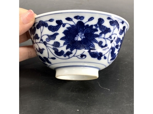 青花缠枝花盖碗