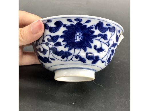 青花缠枝花盖碗