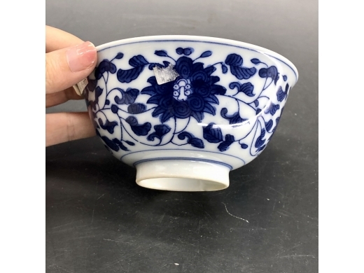 青花缠枝花盖碗