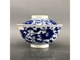 青花缠枝花盖碗