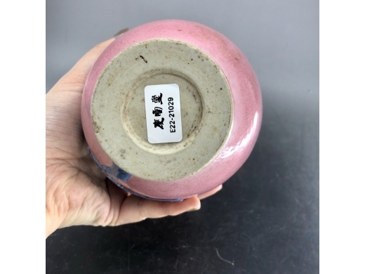 胭脂红堆塑喜鹊登梅瓶