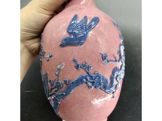 胭脂红堆塑喜鹊登梅瓶