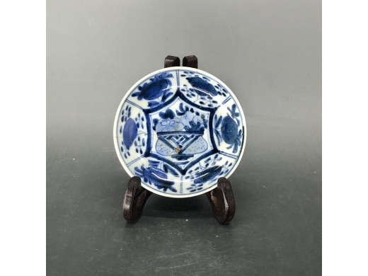 青花花卉纹小碟