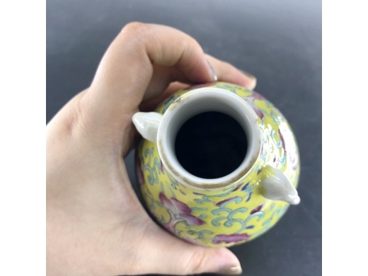 黄地西番莲象耳小瓶