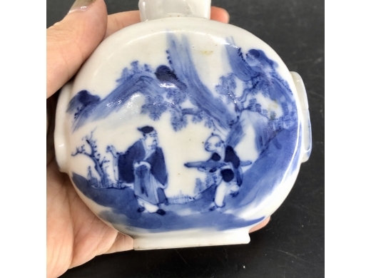 青花人物铺首鼻烟壶
