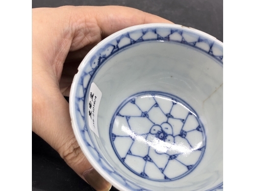 青花淡描冰梅纹茶碗