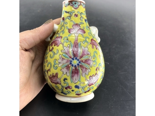 黄地西番莲象耳小瓶