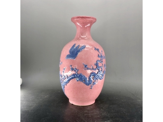 胭脂红堆塑喜鹊登梅瓶